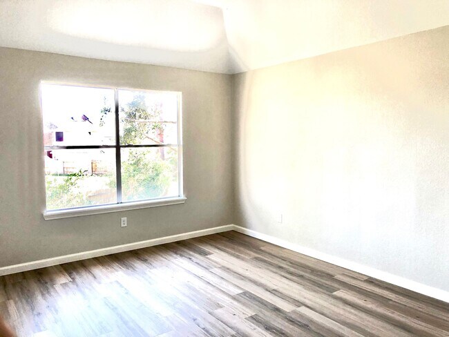 Building Photo - 5711 Silver Bay Ct