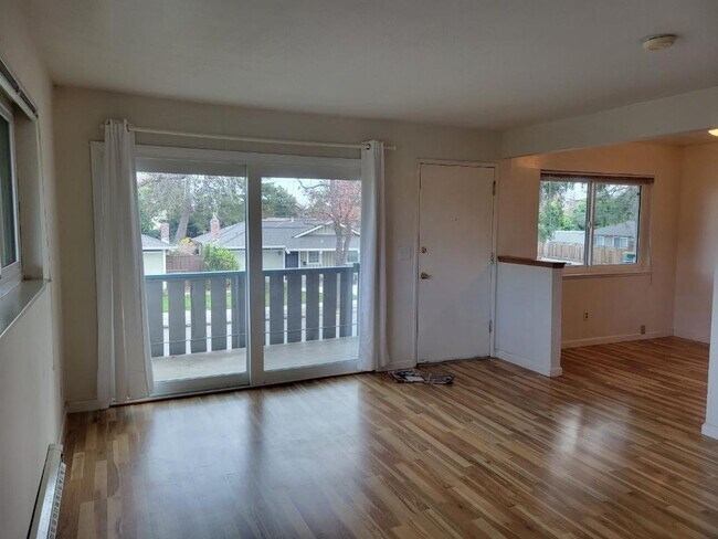 Building Photo - CAMBRIAN - Remodeled upstairs unit - great...