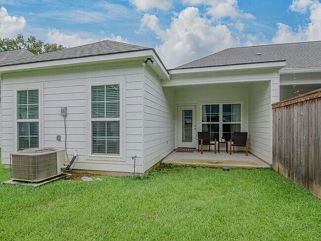 Building Photo - Elegant Furnished Townhouse in StoneLake V...