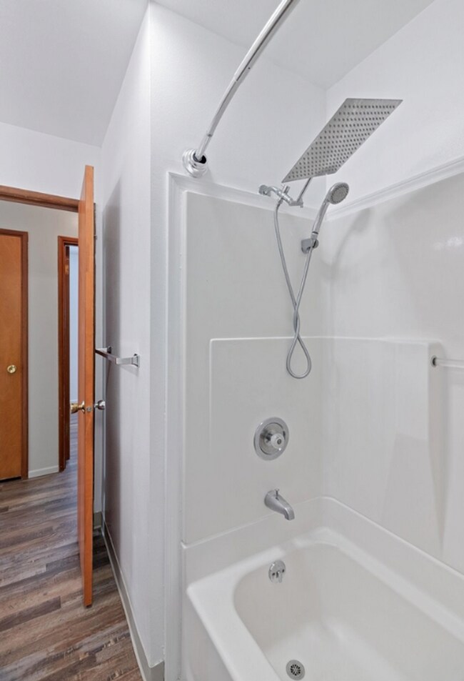 Building Photo - 2 bed 1 bath Duplex unit in Milwaukie Hect...