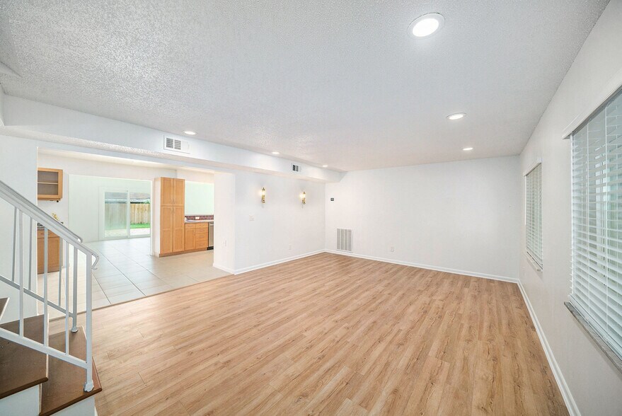 Building Photo - 4711 Travertine Dr