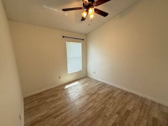 Building Photo - 1221 Singleton Cir