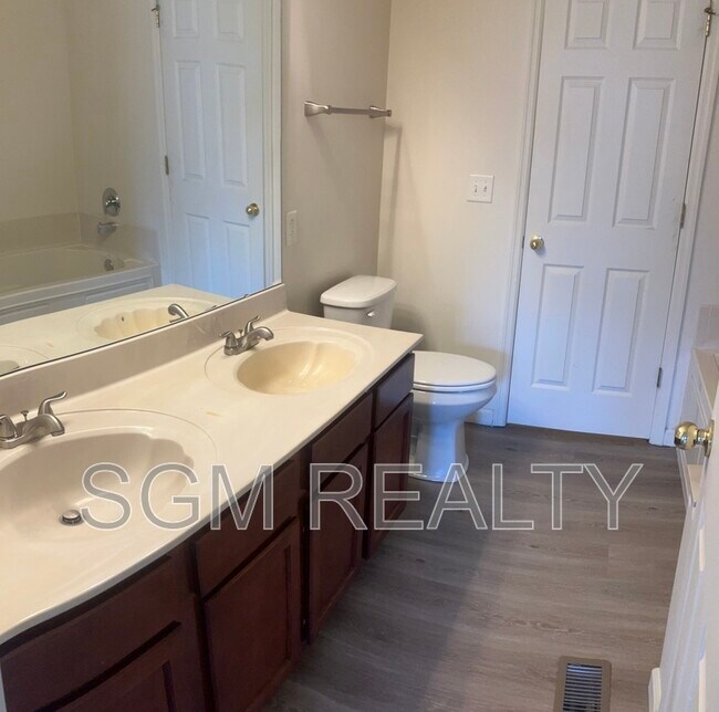 Building Photo - 1711 Ambrose Terrace Dr