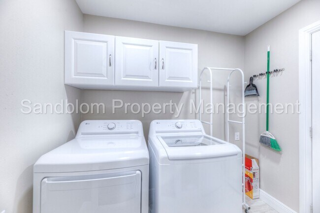 Building Photo - For Lease | Holiday Hills | $2000 Rent Ava...