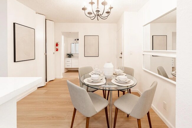 Building Photo - Convenient location to I-280/101 for a qui...