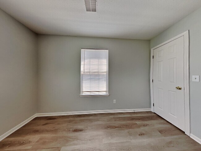 Building Photo - Charming 4-Bed, 2-Bath Home in Kansas City with Garage