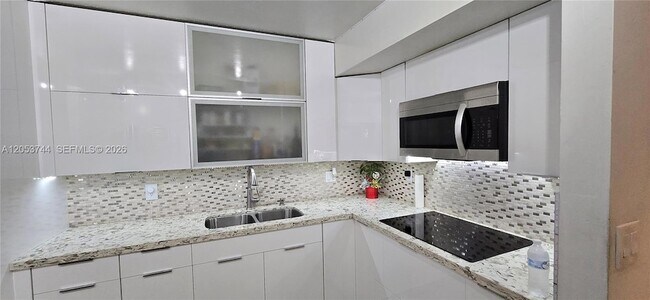 Building Photo - 1345 W 41st St