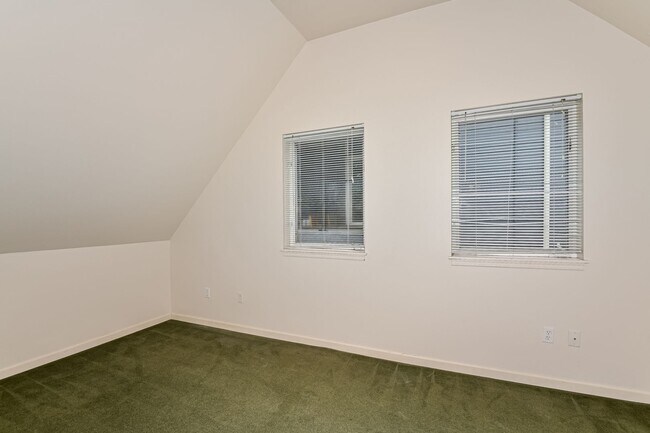 Building Photo - Leasing NOW -- Excellent 7 Bedroom/3 Bathroom Unit Near UW