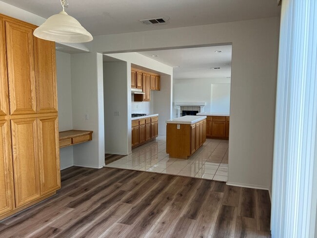 Building Photo - Beautiful home in central location of Victorville