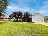 Building Photo - 3 Bed/2 Bath Home with Garage / Pet-Friendly / Vouchers Accepted / Available Now!