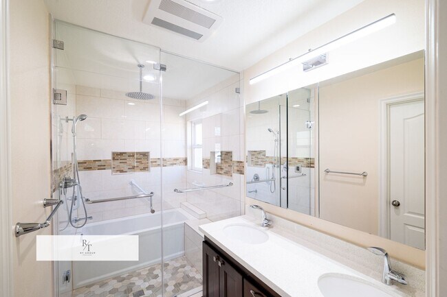 Building Photo - Stunning Remodeled Home in Walnut Valley U...