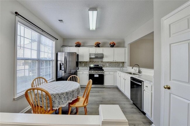 Building Photo - 4061 Howell Park Rd