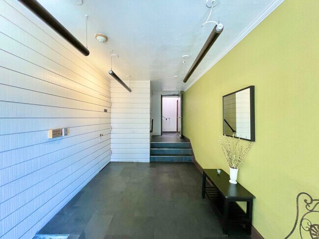 Building Photo - Potrero Hill 1 BR/1BA -  Parking, Laundry,...