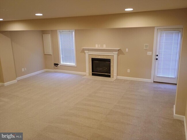 Building Photo - 1043 Hotchkiss Pl