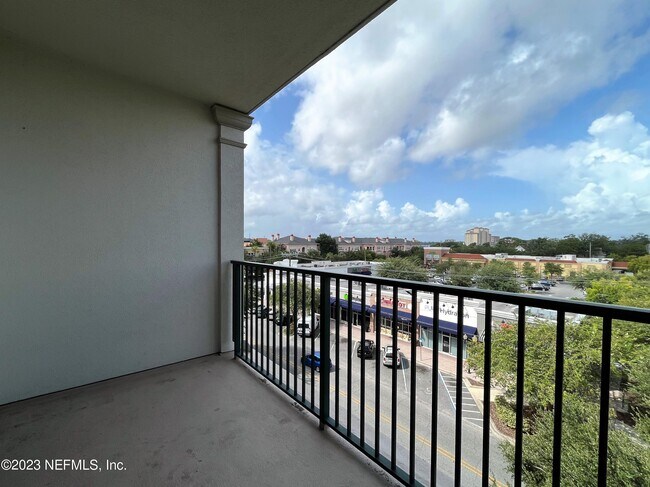 Building Photo - 1661 Riverside Ave