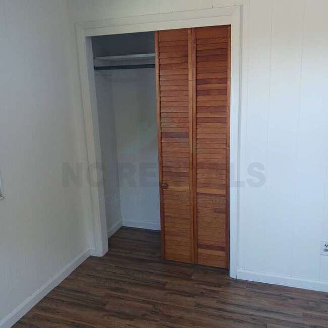 Building Photo - COMING SOON: Recently Renovated 2-Bedroom ...