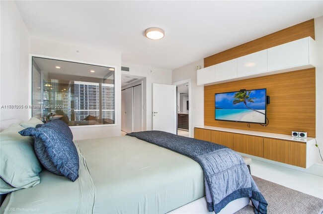 Building Photo - 200 Biscayne Blvd Way