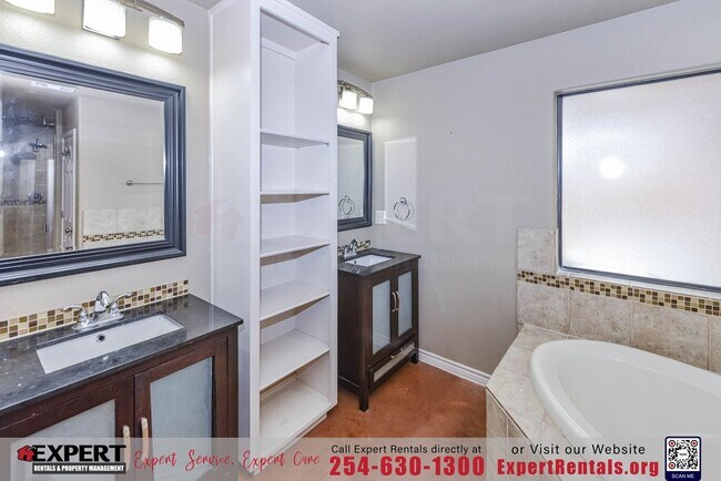 Building Photo - GORGEOUS 3 BEDROOM HOME WITH SOLAR PANELS!!