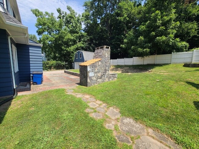 Building Photo - 4 bedrooms and 1.5 bathrooms, this home of...