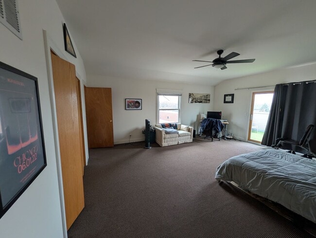 Building Photo - Rarely on the Market! Luxury 4-Bed/3-Bath Duplex in Lincoln Park