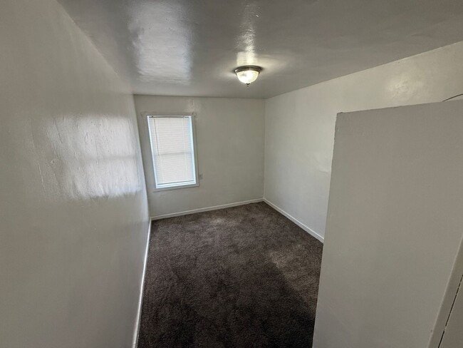Building Photo - MOVE IN SPECIAL-2 Bedroom / 1 Bathroom Apartment in Madras Oregon