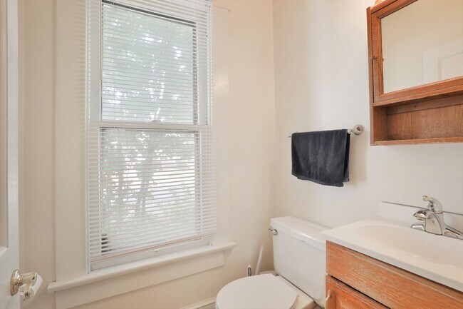 Building Photo - 5 Bedroom Quiet OSU North Campus private home