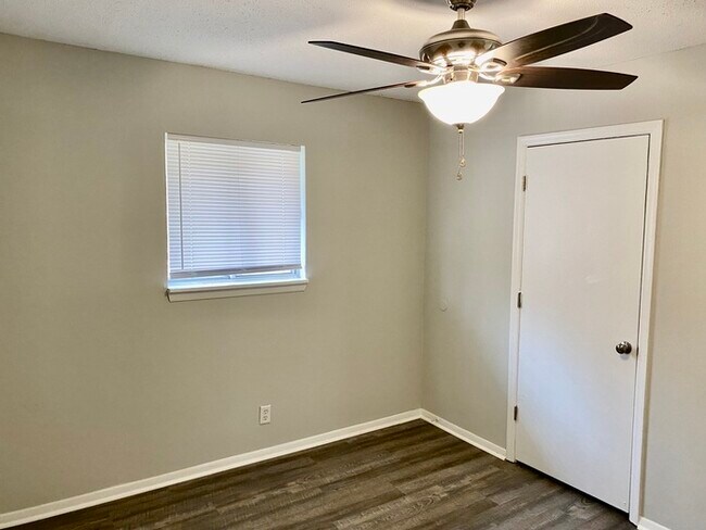 Building Photo - Hillcrest Apts: Rossville 2Bed/1Bath Apart...