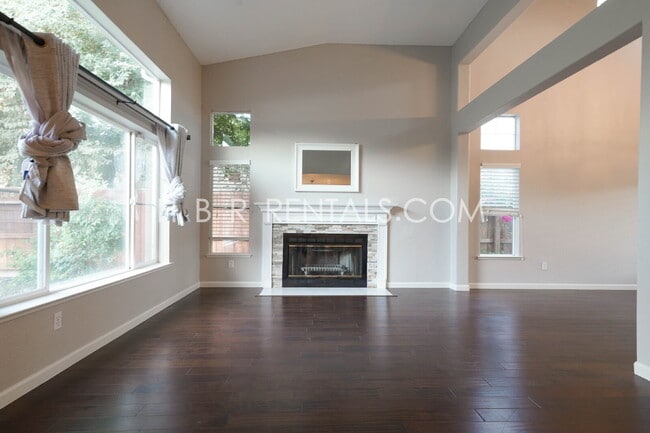 Building Photo - Bright Craftsman-Style 4 Bedroom Home in Q...
