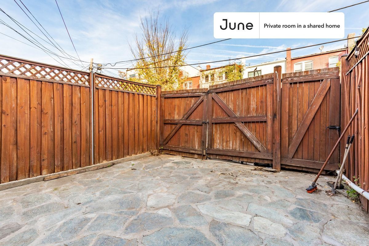 Building Photo - Room in Shared 3 bed/2 bath home