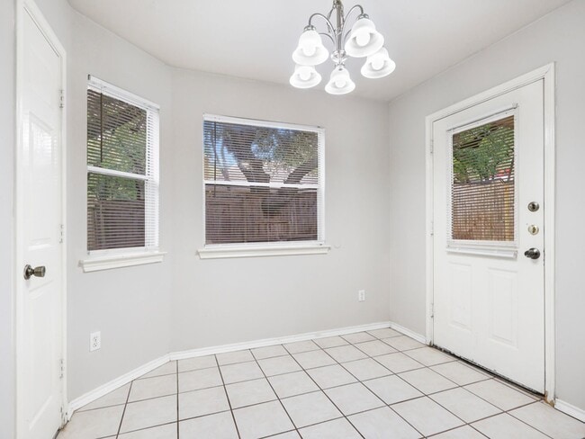 Building Photo - Stylish & Spacious 3-Bedroom Home Perfect for Students and Families