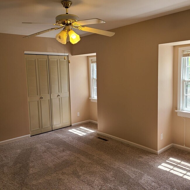 Building Photo - Incredible Townhouse in N Chesterfield!