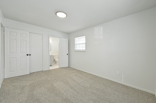 Building Photo - 2525 SE 47th St