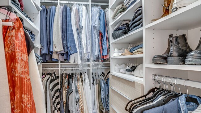 Building Photo - Luxurious Living in NW DC!