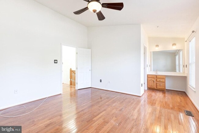 Building Photo - 6 Sandview Ct