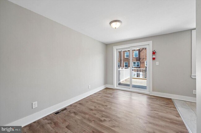 Building Photo - 306 Pine St