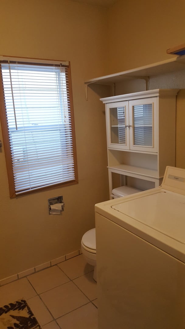 Building Photo - COZY & QUAINT 2 BD, 1 BA HOUSE WITH WALK O...