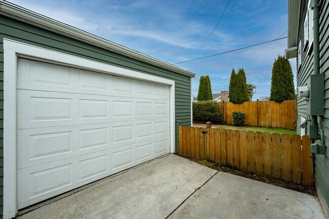 Building Photo - Charming 3 Bedroom/2 Bath Craftsman Home for Lease in Phinney/Greenlake