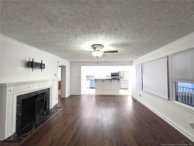 Building Photo - 216 Country Club Dr