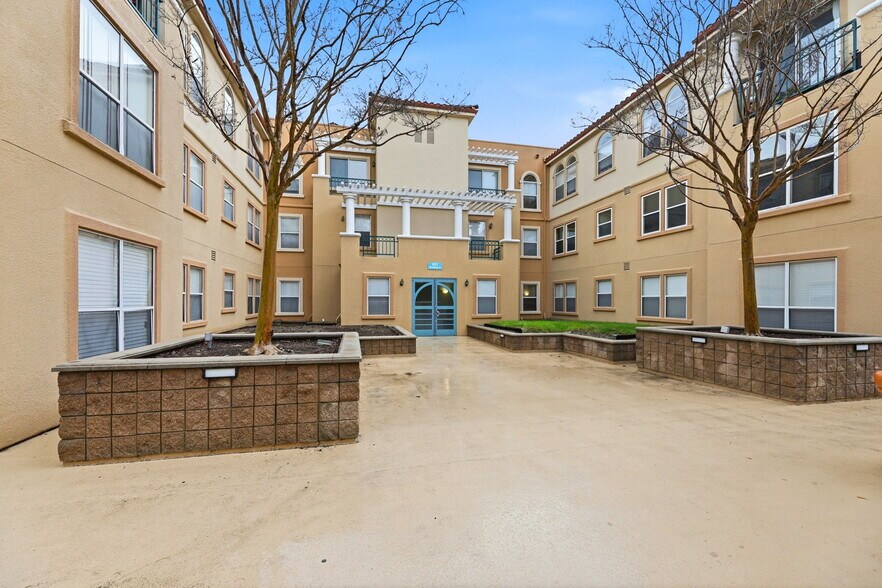 Building Photo - 951 S 12th St