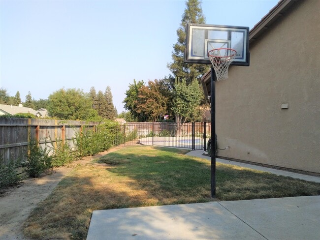 Building Photo - 553 W Fallbrook Ave