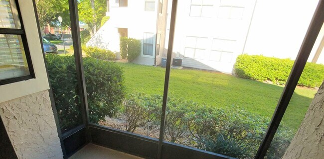 Building Photo - Beautiful  Remodeled First Floor 2/2 Condo...