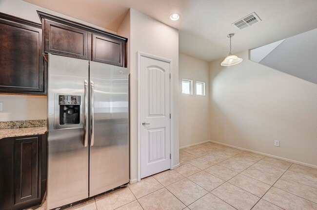 Building Photo - Adorable three bedroom in incredible SW location! Solar panels!