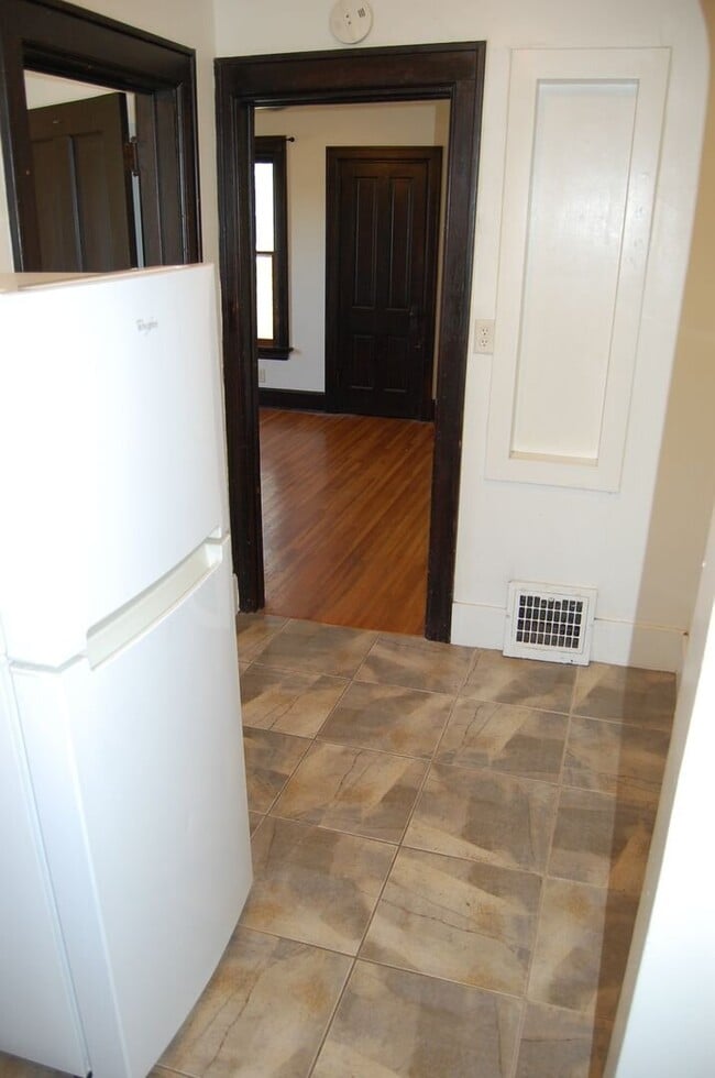 Building Photo - Cozy 2nd floor apt in Near South!