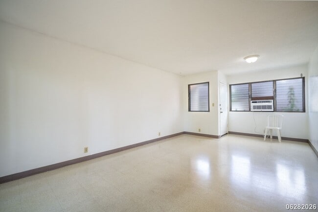 Building Photo - Rarely Available 3-bed/2.5-bath/2-parking Townhouse in Aiea