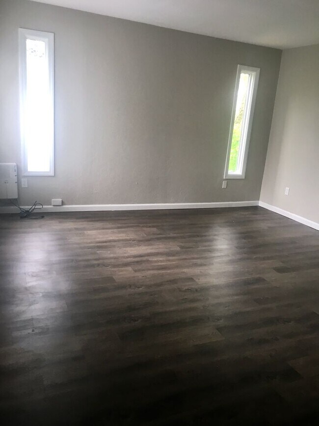 Building Photo - *** Beautiful & Updated Apartment in Mt. Washington * 1 Block to Grandview Ave * Pet Friendly * A...