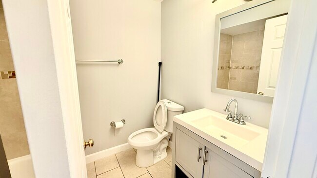 Building Photo - 1078 N Hermitage Ave