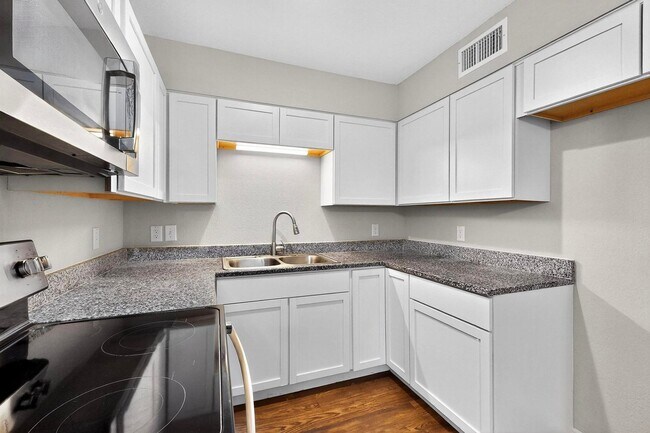 Building Photo - Stylish Upstairs Corner Unit Near Lake Ray Hubbard