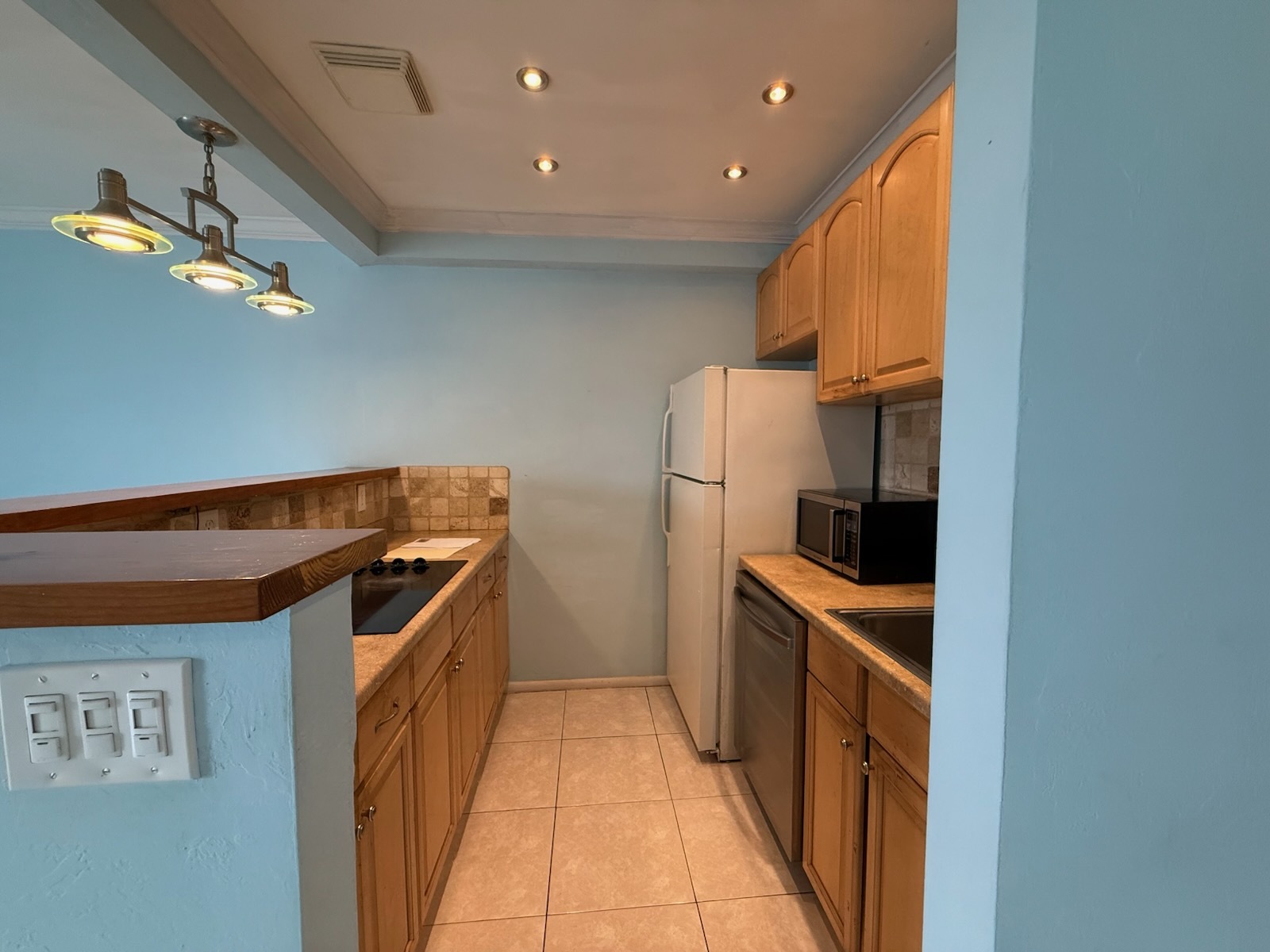 Kitchen - 467 Golden Isles Dr