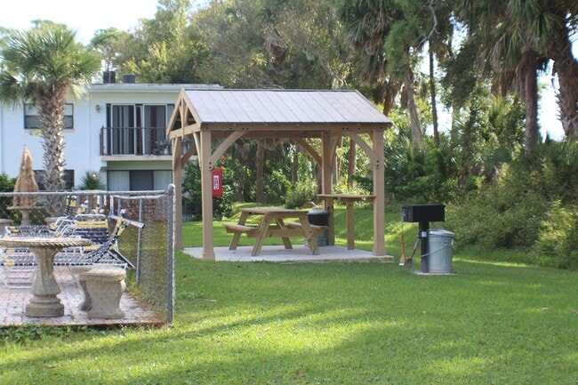 Building Photo - 2 bed, 2 bath Condo