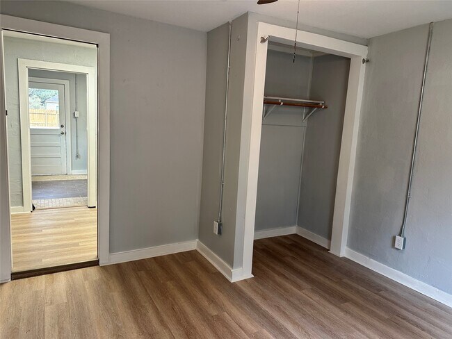 Building Photo - 912 W Cleveland St